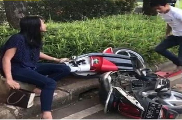 Pemotor yang Hancurkan  Motor  Honda Scoopy  Kekasihnya Ini 