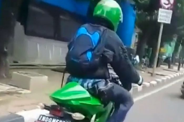 88+ Gambar Cowok Keren Naik Motor Ninja HD Terbaik