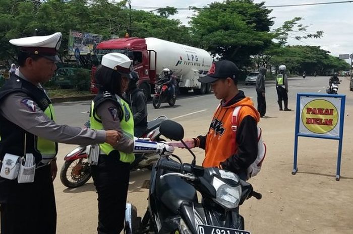 Nih 5 Tips Biar Engga Ketilang Sama Polisi Saat Ada Razia Di Jalan Motorplus