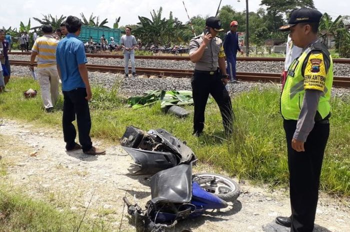 Kejadian Lagi Pemotor Tewas Disambar Kereta Api Motor  