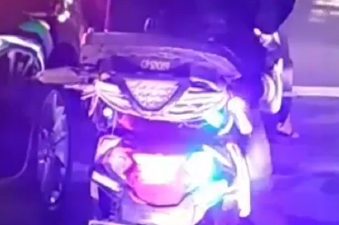 Bikin Pemotor Lain Celaka! Motor Pakai Lampu Sein Warna 