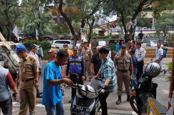 Jangan Coba Coba Parkir Di Kolong Pertokoan Pasar Glodok Kalau Tidak