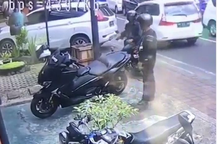 Video Dua Maling Gasak Barang Dari Bawah Jok Motor Pelaku Pura Pura