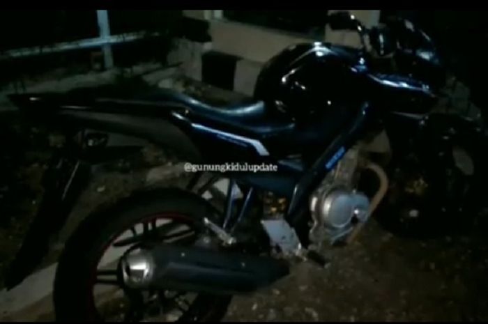 Video Motor Yamaha V Ixion Tergeletak Di Pinggir Jalan