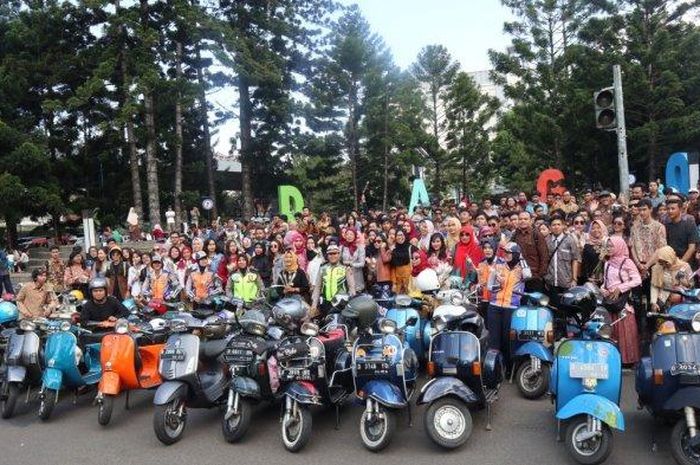 Kartini Ride Diikuti Wanita Cantik Berkebaya Naik Vespa di 