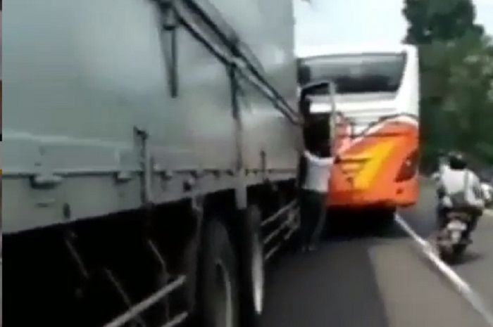 Jalur Bojonegoro  Macet Video Sopir Bus Bentrok dengan 