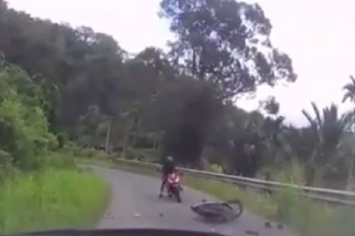 Tikungan Di Pasaman Mencekam Honda Beat Hancur Tabrak Toyota Fortuner Pemotor Terbang Semua Halaman Motorplus<script async src=