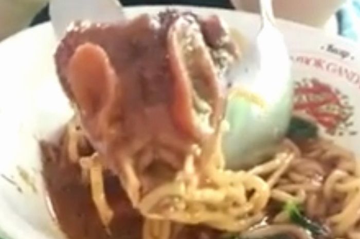 Video Heboh Pemotor Makan Mie Ayam Tikus dan Viral di Media Sosial -  Motorplus