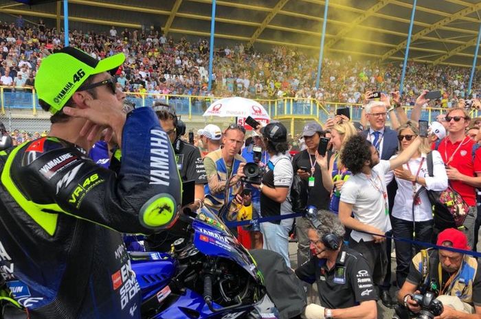 Sedih, Fans Valentino Rossi Kecewa, Suruh Jualan Merchandise Saja