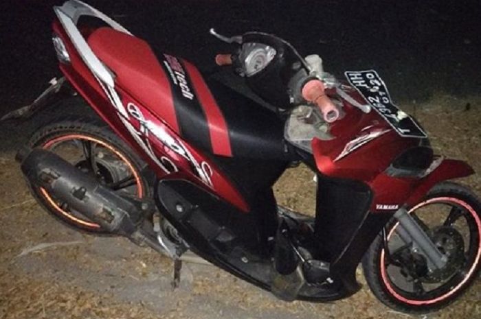 Warga Kaget Yamaha Mio  Terlipat Bagian Depan Hantam Truk 