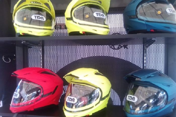 Helm TDR Explorer diskon gede-gedean, dari harga normal Rp 1,4 juta jadi Rp 777 ribuan.