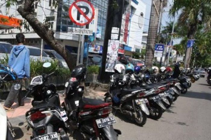 Street Manners Ngeri Pemotor Yang Masih Nekat Parkir Sembarangan Bisa