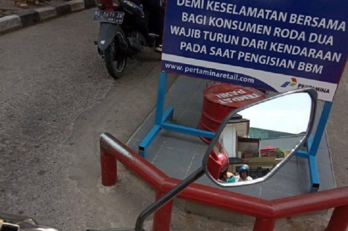 Ikut Aturan Saat Mengantri Di Pom Bensin Pemotor Ini Malah Jadi Tontonan Semua Halaman Motorplus