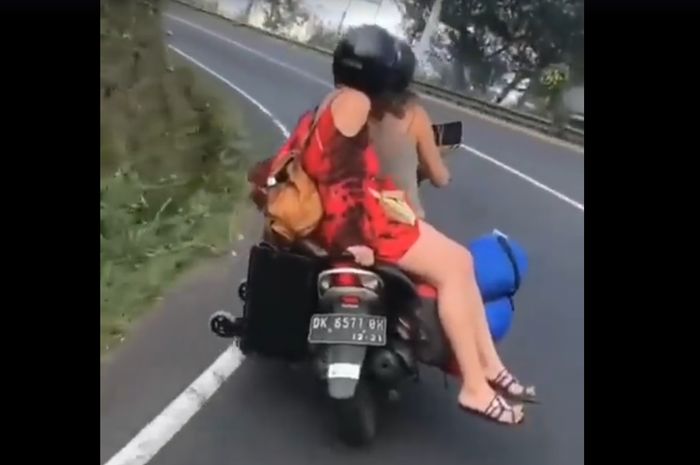 Bahaya Bule Seksi Berpakaian Mini Di Bali Bonceng Motor Salah Posisi