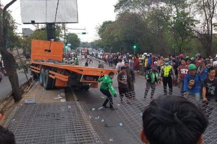 Rem Blong Truk  Bermuatan Besi Bangunan Tabrak Tiang 