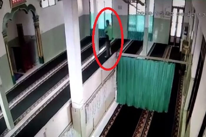 Gak Tahu Diri Video Driver Ojol Masuk Masjid Pura Pura