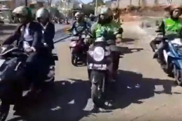 Unduh 51 Koleksi Gambar Gokil Naik Motor Terbaik Gratis HD