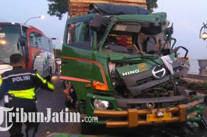 Honda BeAT  dan Bus Rusak  Parah Dihajar Truk Kontainer di 