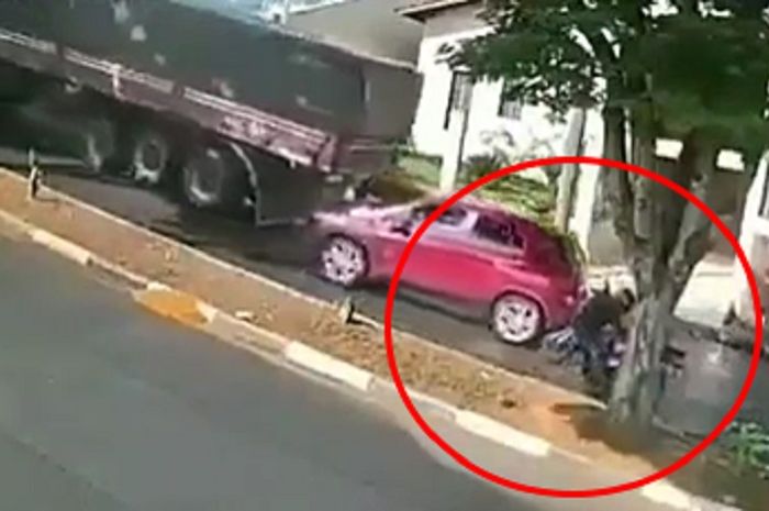 Horor Video Detik detik Truk Gak  Kuat  Nanjak  Pemotor 