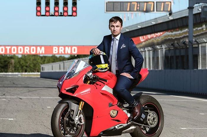  Baju Balapnya Aneh Banget Ada ada Aja Nih Kelakuan Karel 