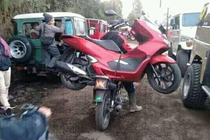 Kumpulan Potret Ojek Angkut Motor Di Bromo Warganet Gl Tenaga Badak Semua Halaman Gridmotor Id Gl pro gunung bromo