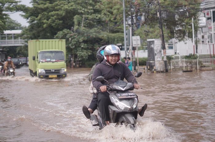 Benarkah Aki  Motor  Matic  yang Posisinya di Dalam Dek Lebih 