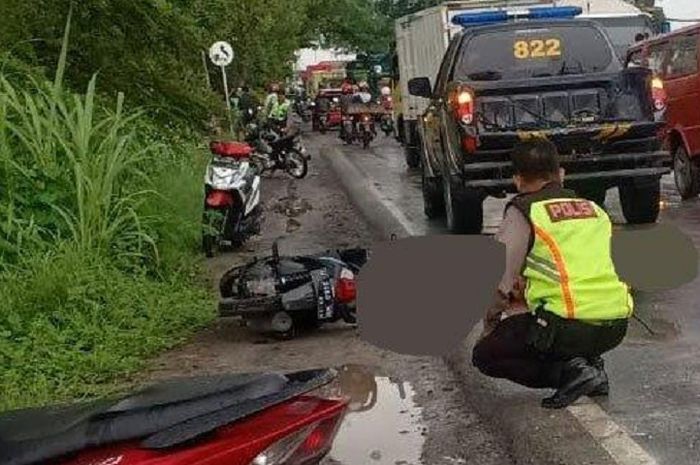 Honda BeAT  Oleng  Saat Nyalip Truk dari Sisi Kiri 