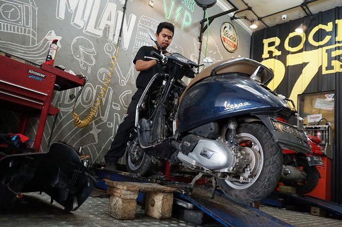 Pemilik Vespa Gak Perlu Was-was, Begini Tips Merawat Vespa Saat Musim ...