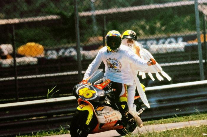 Valentino Rossi berhasil juara dunia GP250 dengan Aprilia di 1999