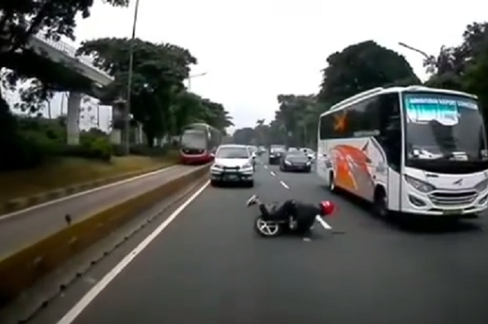 Braak Gak  Ada  Hujan Gak  Ada  Angin Video Pengendara Motor  