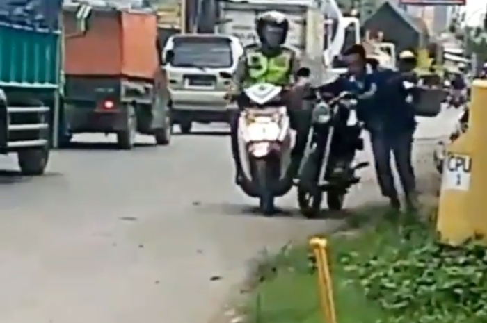 Pemotor Keheranan Video Pelajar Dorong Motor Sport Sambil Lari Demi Hindari Kejaran Polisi 