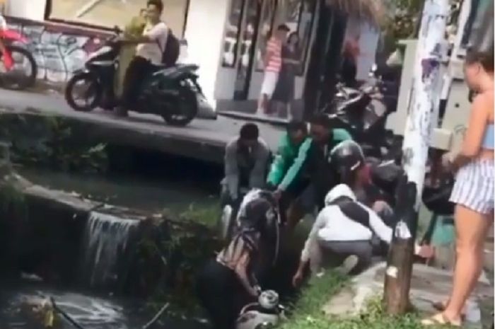 Bule cantik terperosok ke dalam selokan di Jalan Canggu, Denpasar Bali.