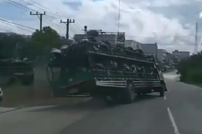 Ngeri Bro Video Truk  Ekspedisi Pengangkut Motor  Nekat 