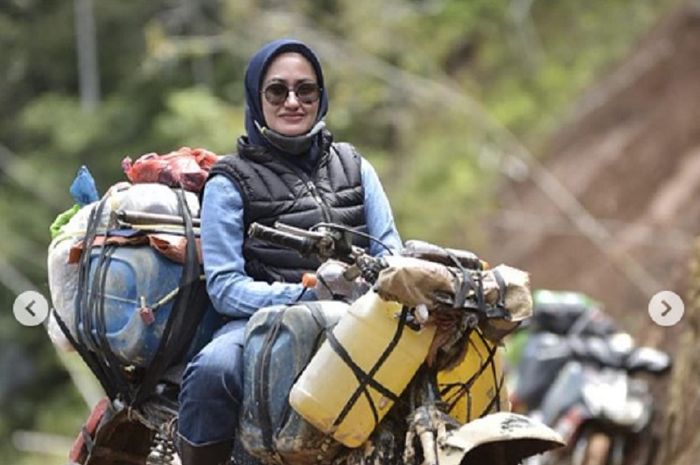 Pantas Saja Bupati Cantik Yang Viral Karena Doyan Trabasan Pakai Motor Trail Ternyata Sudah Bisa Naik Motor Sejak Sd Loh Semua Halaman Gridmotor Id