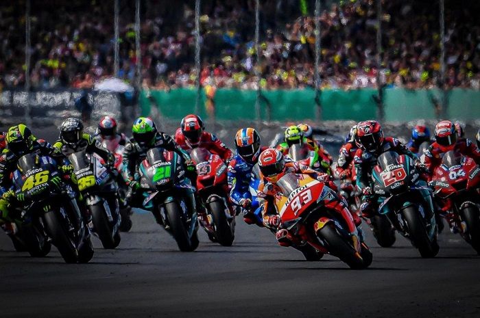 Para pembalap MotoGP bertarung di track