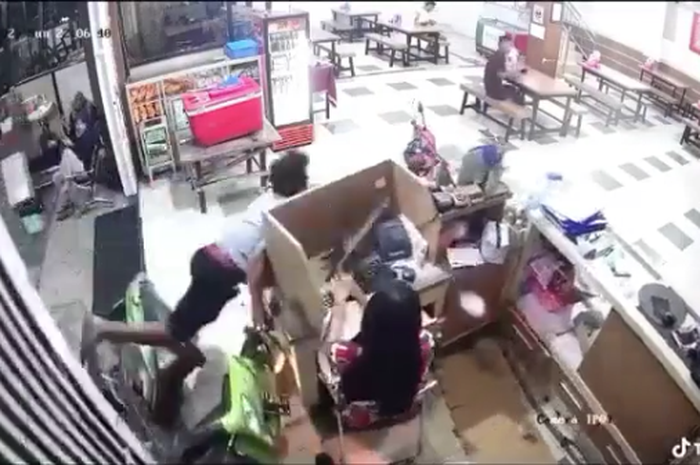 Auto Ngakak, Pemotor Ini Mendadak Tabrak Meja Kasir ...