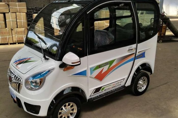 Gambar mobil beratap dengan latar belakang hujan