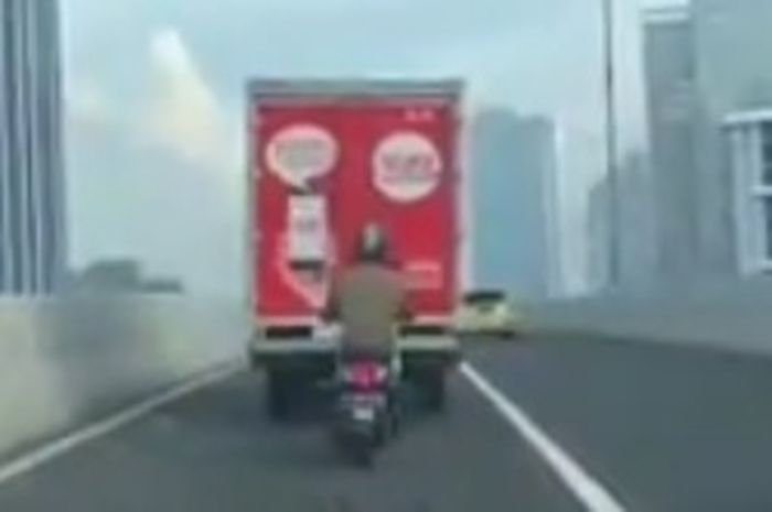 Pemotor di Jalan Layang Casablanca