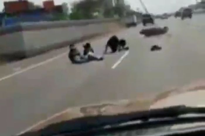 Gila ngeri banget, 3 cewek naik motor trabas jalan tol, oleng ambyar kepala dikolong Fortuner.