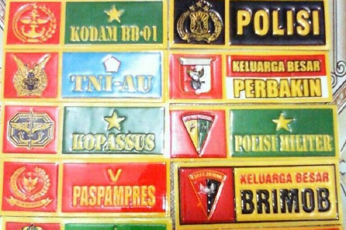 Pasang Stiker Keanggotaan Aparat di Pelat Nomor, Boleh Gak Sih? - Motorplus