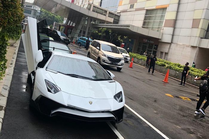 Wow Biaya Sewa Lamborghini Dan Ferarri Selama 10 Jam Setara Satu Unit Nmax Abs Connected Gridmotor Id