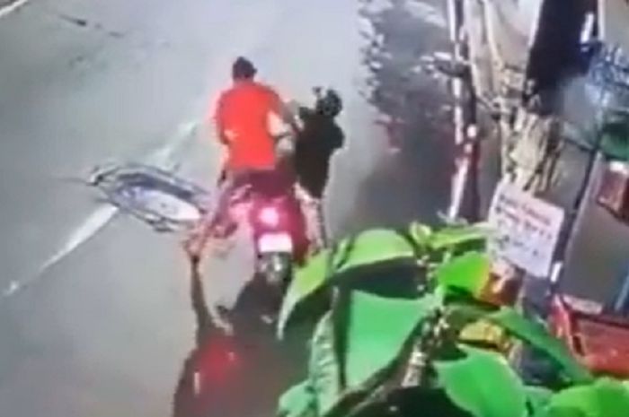 Mencekam Viral Video Dua Pria Baku Hantam Di Pinggir Jalan Hingga Terseret Diduga Maling Motor 6331