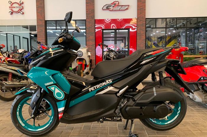 Beli Yamaha Aerox Baru Cat Motor Valentino Rossi, Cukup Tambah Segini