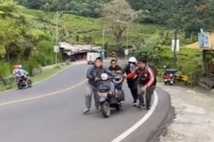 Bikin Haru! Pakai Oli Samping Bekas Vespa Klasik Bapak Tua Mogok Di ...