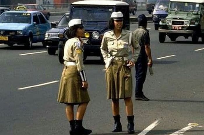 Terungkap Begini Style Polwan 1980 An Tetap Elegan Meski Pakai Rok Semua Halaman Gridmotor Id