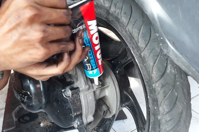 Motor Matic Ganti Oli Gardan Kapan Sih Waktu Yang Tepat Dan Dianjurkan Mekanik Motorplus