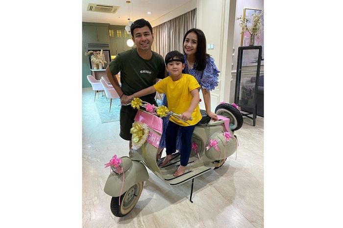 Nagita Slavina beri hadiah ke Raffi Ahmad sebuah Vespa klasik tahun 1955 di hari ulang tahun mereka.