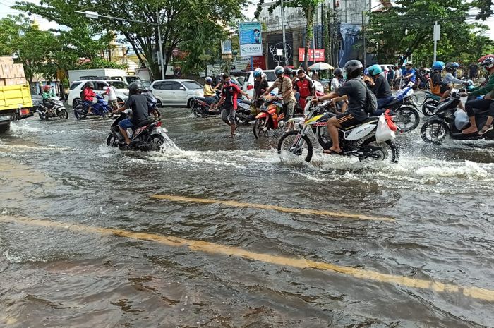 Bikers bisa simak, tips menjaga sepeda motor menghadapi kondisi banjir.