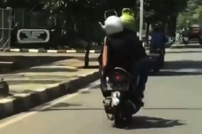 Viral Pemotor Pakai Pelat Nomor RI 1 Helm  Bentuk  Tabung 