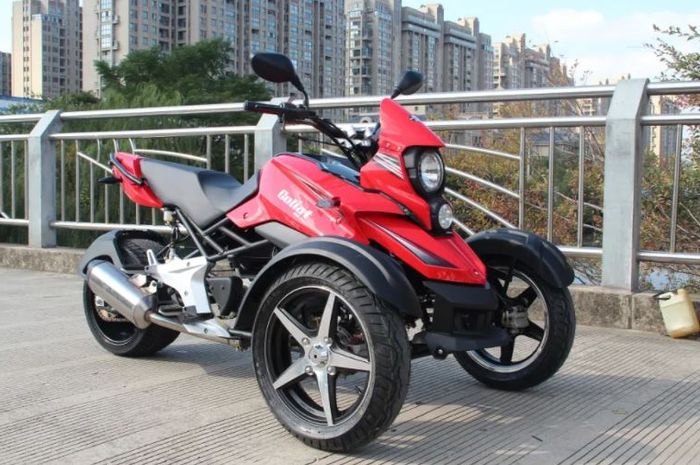 Unik nih, motor roda tiga mesin 200cc harga mirip Honda Vario 150.